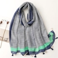Sciarpa in cotone e lino con motivo pied-de-poule blu e bianco e nappe decorative - Giunzione Blu-Verde