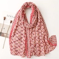 Détail de l'écharpe en coton et lin avec motif éventail vintage et imprimé floral doré - Rose