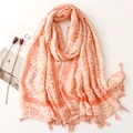 Leichter rosa Schal mit geometrischem Muster und Quasten für Strand und Sonne - Rosa
