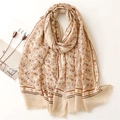 Elegante sciarpa in cotone e lino beige con stampa paisley e dettagli argento lucido - 180*90CM / Cachi