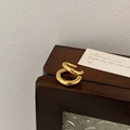 Eleganter vergoldeter Doppel-Ohrclip auf einer luxuriösen Holzbox präsentiert - Doppelreihiger Geometrischer Stil (A-547)