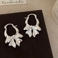 Gros plan de boucles d'oreilles nœud argentées avec texture et fermoir en argent S925 - Boucles d'Oreilles Créoles Nœud Plissé Plein Vintage Argentées (A-1457)