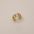 Detailansicht der goldenen Ohrmanschette mit Sternen und funkelnden Zirkonia-Steinen - Gold Zirkonia Ohrmanschette