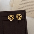 Elegante goldene gedrehte ineinandergreifende Creolen mit poliertem Finish für Damen - Goldene ineinandergreifende Dreifachring-Knotenohrstecker (A-1430)
