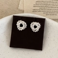 Orecchini a nodo intrecciato in argento con filo metallico a strati su cartoncino nero - Argento