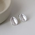 Détails des boucles d'oreilles ovales organiques argentées au fini mat brossé - Argent Mat