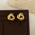 Elegante goldene gedrehte Knotengewinde-Ohrringe im dreifachen Loop-Design auf Samt - Goldene ineinandergreifende gedrehte Dreifachring-Knotenohrstecker (A-1437)