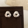 Orecchini a perno con triplo cerchio intrecciato argento lucido su portagioie - Stile Nodo a Triplo Anello Lucidato a Specchio (A-1437)