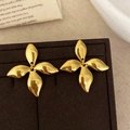 Elegante goldene Metall-Blütenblatt-Ohrstecker mit vier texturierten Blättern auf Samt - Goldene Blumenstecker