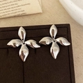 Minimalistische silberne Metallblüten-Ohrstecker mit hochglanzpoliertem Finish - Silberne Blumenohrstecker