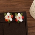Orecchini a fiore con perle e pietre naturali su supporto in velluto marrone - Orecchini di Agata Rossa