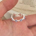 Elegante anello regolabile in argento con fiore di zircone azzurro indossato al dito - Stile Argento (C-400-Zircone Blu) / Anello d'argento con zircone blu