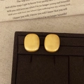 Minimalistische ovale Ohrstecker aus gebürstetem Gold in einer Schmuckschatulle - Gebürstete Ohrstecker / Gold