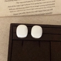 Minimalistische matt gebürstete ovale Ohrstecker auf einem dunklen Samttablett - Gebürstete Ohrstecker / Silber