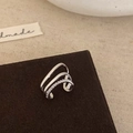 Primer plano detallado de un ear cuff plateado de triple capa con cristales pavé finos - Pendiente de Cartílago Plateado de Triple Capa con Circonita / Plateado