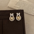 Elegante goldene Schleifenohrringe mit Zirkonia-Schmetterling und Champagner-Perle - Champagnerperle