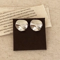 Detail van zilveren onregelmatige oorknopjes met een getextureerde metalen afwerking - Zilver