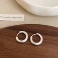 Orecchini a cerchio minimalisti in argento opaco con finitura spazzolata su base in legno - Stile Opaco Spazzolato / Orecchini spazzolati argentati