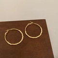 Orecchini a cerchio placcati oro con perline sfaccettate su base in legno scuro - Stile Cerchio con Perline Metalliche (A-1115)