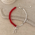Bracciale in pietra naturale con perline rosse, ciondolo a fiocco e dettaglio cristallo - Bracciale in Vetro Rosso