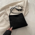 Secchiello minimalista nero opaco con tracolla a nodi e dettagli in metallo dorato - Nero
