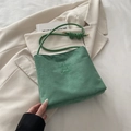 Borsa a secchiello in pelle scamosciata verde con ricamo e spalline a nodo decorativo - Verde