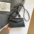 Schwarze kleine quadratische Handtasche aus Leder mit rosa Blumendruck und Schultergurt - Blumen-Schleifen-Stil / Schwarz