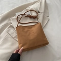 Secchiello marrone in finta pelle scamosciata con goffratura e tracolla con nodo moda - Marrone
