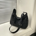Bolso hobo clásico de ante negro con hebilla plateada bajo luz natural de ventana - Negro sin Colgante