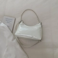 Borsa tote bianca lucida a mezza luna con doppi spallacci e catena decorativa - Grande / Bianco