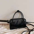 Petit sac carré noir brillant avec gaufrage FASHION et bandoulière argentée - Noir