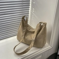 Bolso tote kaki en cuero de ante mate con correa ajustable y cierre de plata - Caqui (Sin Colgante)