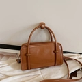 Sac bandoulière en cuir PU marron avec logo FASHION et finitions argentées - Marron
