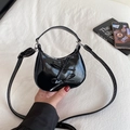 Bolso media luna de charol negro con lazos dulces y correa ajustable - Negro