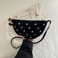 Borsa a mezzaluna in camoscio nero con borchie punk dorate e tracolla regolabile - Nero