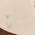 Detalle de pendientes de hilo en plata 925 con bolas de circonitas brillantes pavimentadas - Plateado