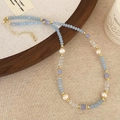Handgefertigtes Armband mit hellblauen Perlen und Süßwasserperlen mit goldener Kette - Blauer Kristall Süßwasserperle Stil (D-263)