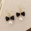 Elegantes pendientes de lazo negros con borlas de perlas blancas y ganchos dorados - Borla de Perla con Lazo Negro