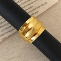 Goldener unregelmäßiger welliger breiter Ring mit polierter Oberfläche für Damen - Breiter Spiegel Wellenstil (C-394)