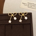 Elegante goldene Schleifenohrringe mit Süßwasserperlen und Zirkonia auf Display - Gold (A-1514)