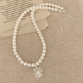 Elegante collana di perle con ciondolo a fiocco di neve e zircone su uno sfondo vintage - Collana Argento (Perla Bianca)