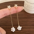 Orecchini pendenti dorati con fiori di cristallo, perle e lunghe nappe a catenella - Orecchini a fiore di perla (B-622)