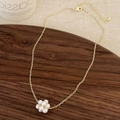 Elegante collana con fiori di perle dorate su vassoio in legno con catena sottile - Collana di fiori di perle (B-622)