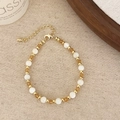 Handgefertigtes Perlenarmband mit weißen Muschelperlen und goldenen Details auf Leinen - Muschelperlen Bernstein Kristall Perlenarmband