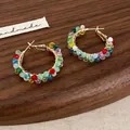 Orecchini a cerchio a C con perle di cristallo colorate e filo d'oro fatti a mano - Orecchini Multicolore