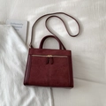 Gros plan détaillé du sac cabas en daim bordeaux avec fermetures éclair métalliques - Sans Pendentif / Rouge