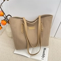 Bolso tote de pana color caqui con asas de cuero y remaches en un estilo minimalista - Caqui