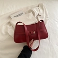 Bolso de hombro en cuero sintético rojo oscuro con hebilla dorada y estilo puro - Rojo