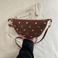 Borsa a tracolla a mezzaluna in camoscio marrone con borchie dorate e cinturino regolabile - Marrone