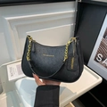 Elegante borsa hobo in pelle nera a rilievo struzzo con tracolla a catena dorata - Nero
